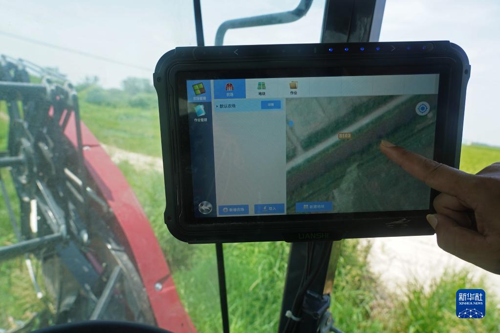 夏穀物の収穫作業をサポートする「無人収穫機」　江西省