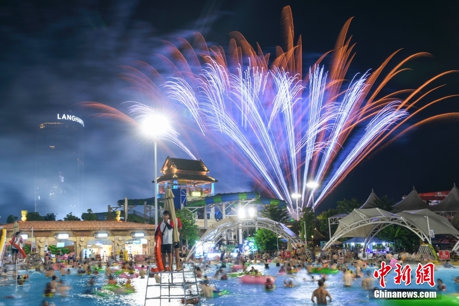 猛暑再来の長沙で、水中から花火を楽しむ人々　湖南省