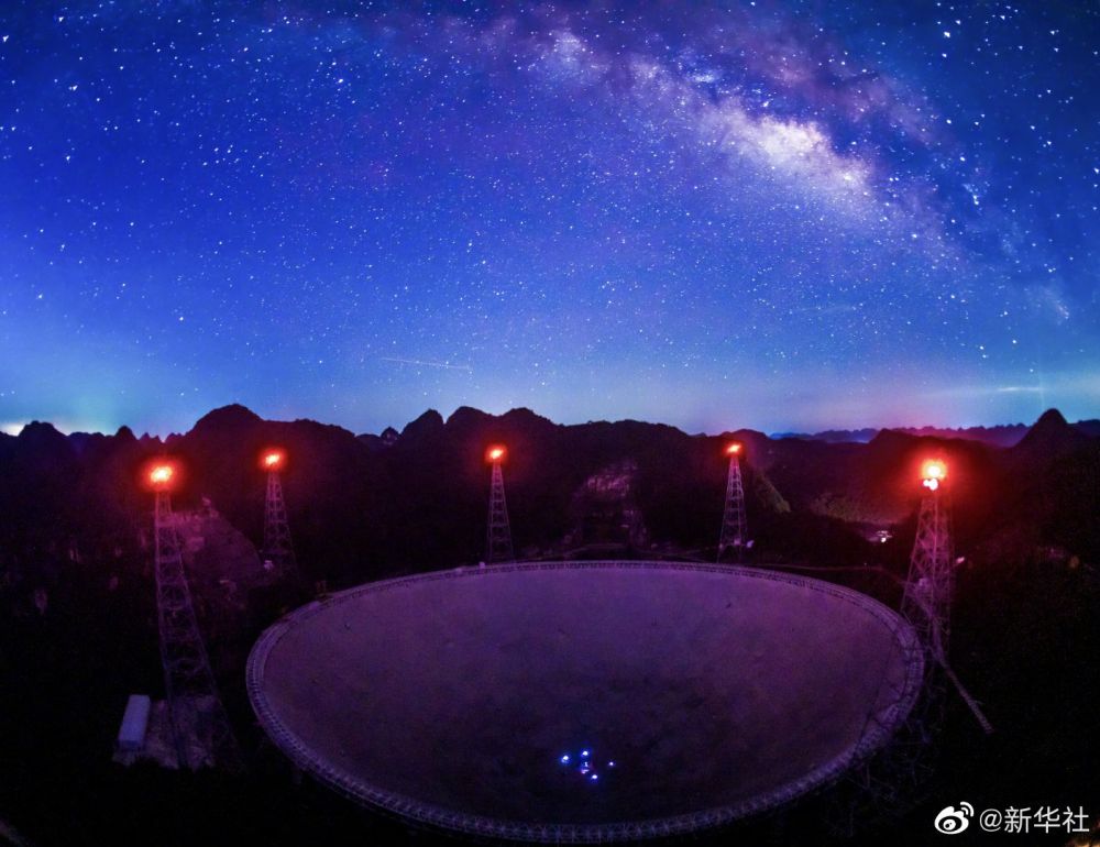 星が瞬く空の下にある「中国天眼」の美しさ