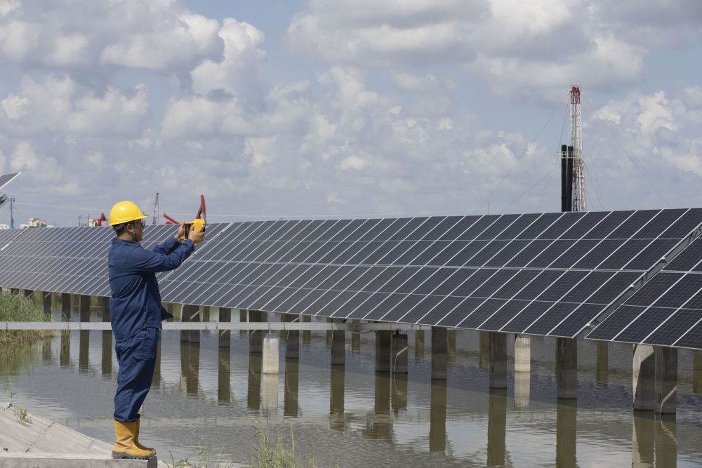 大慶油田星火水面太陽光発電モデルプロジェクトの現場で7月21日、太陽光発電設備の検査を行う作業員。撮影・張濤