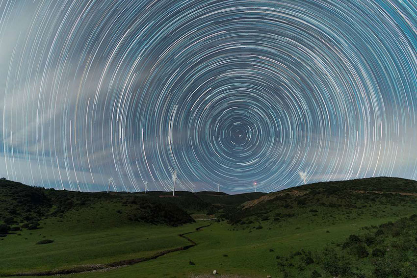 雲南省大理州洱源県羅坪山で撮影した星の軌跡（撮影・張釗海）。