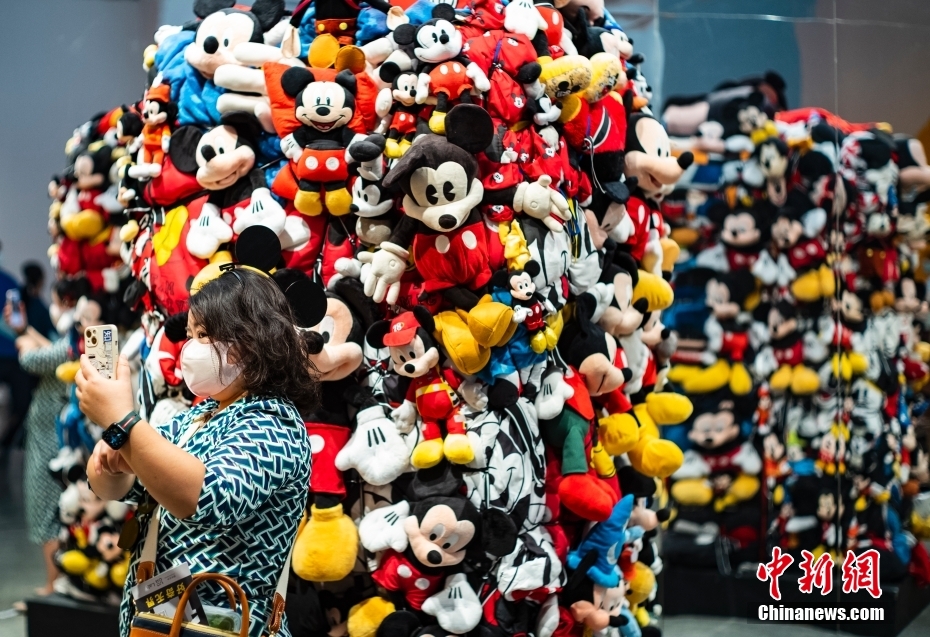 7月26日、北京市798芸術区で開催されているミッキーマウスアート展で写真を撮る女性（撮影・侯宇）。