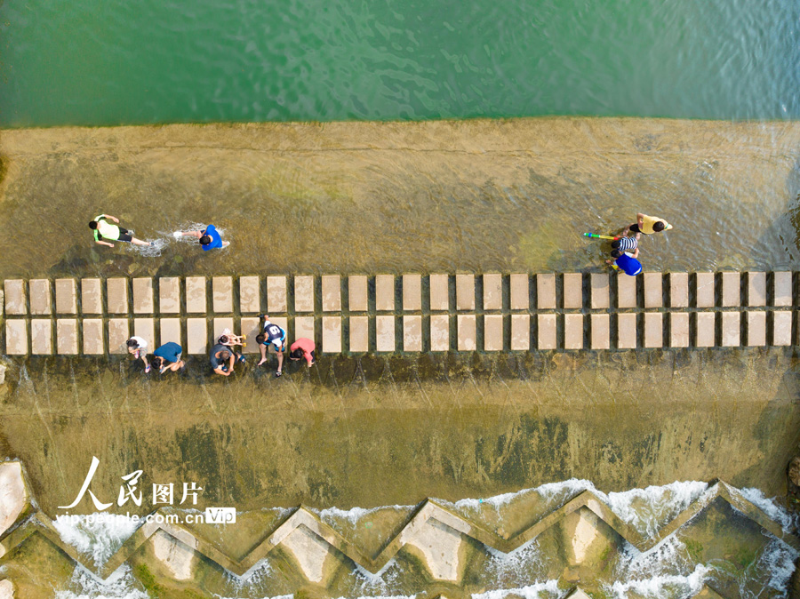 美しい環境戻った河川で水遊びをする市民　山東省済南市
