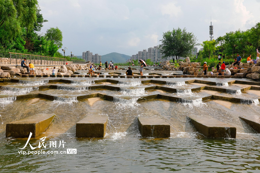美しい環境戻った河川で水遊びをする市民　山東省済南市