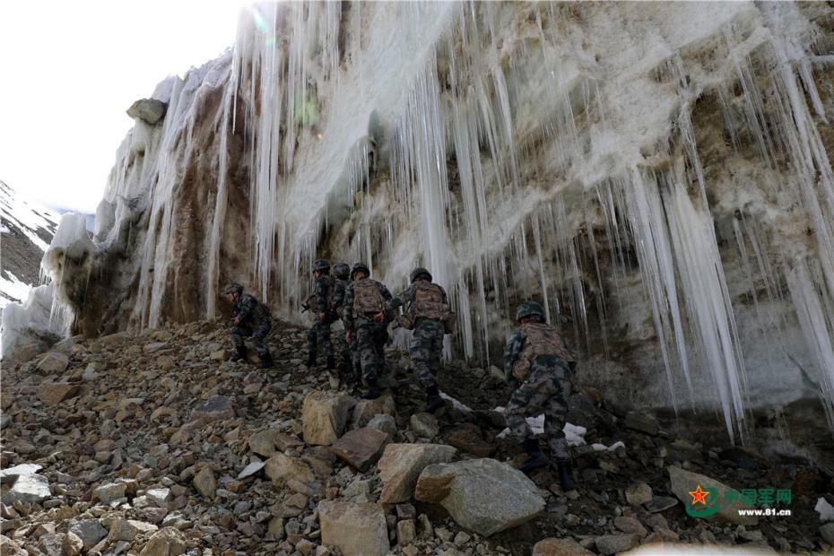 6月でも極寒の標高5200メートルのパミール高原で国境を守る女性兵士