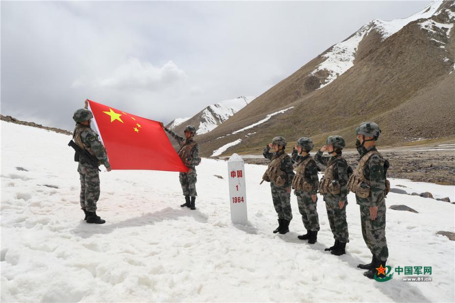 6月でも極寒の標高5200メートルのパミール高原で国境を守る女性兵士