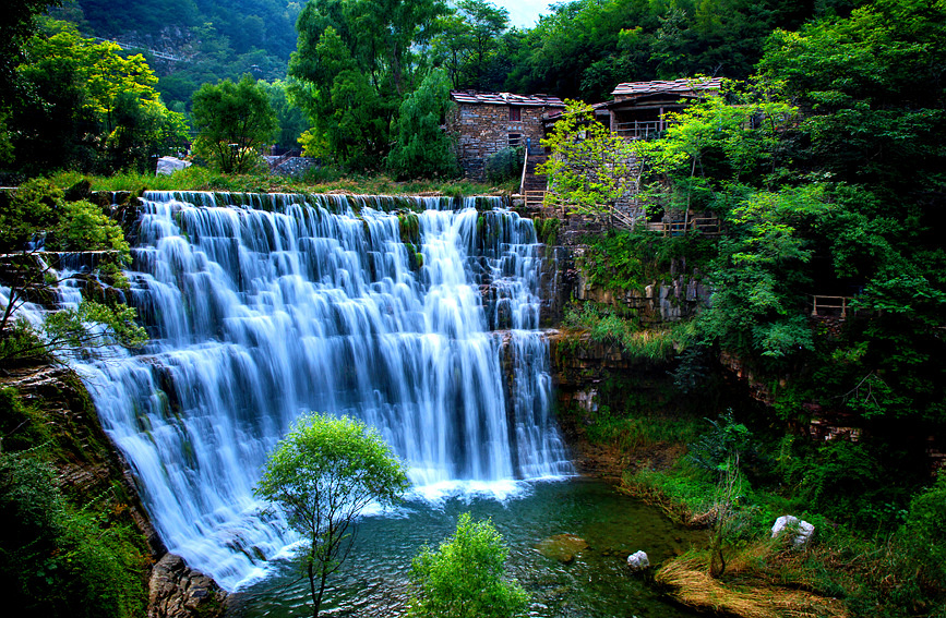 見る者を魅了する太行飛瀑の美しい景色　河南省