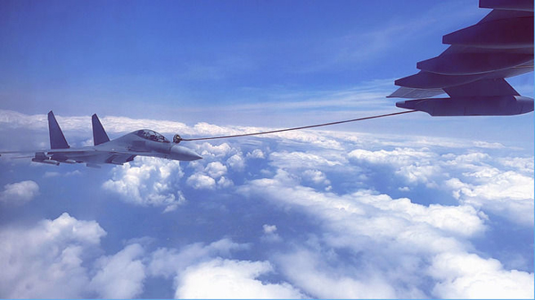 海上方面で空中給油訓練を行う「運油-20」と「殲-16」（資料写真）