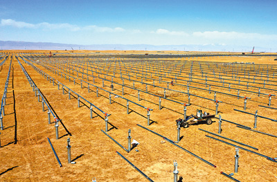 太陽光発電産業パークの建設当初、岩石砂漠は不毛地帯だった。
