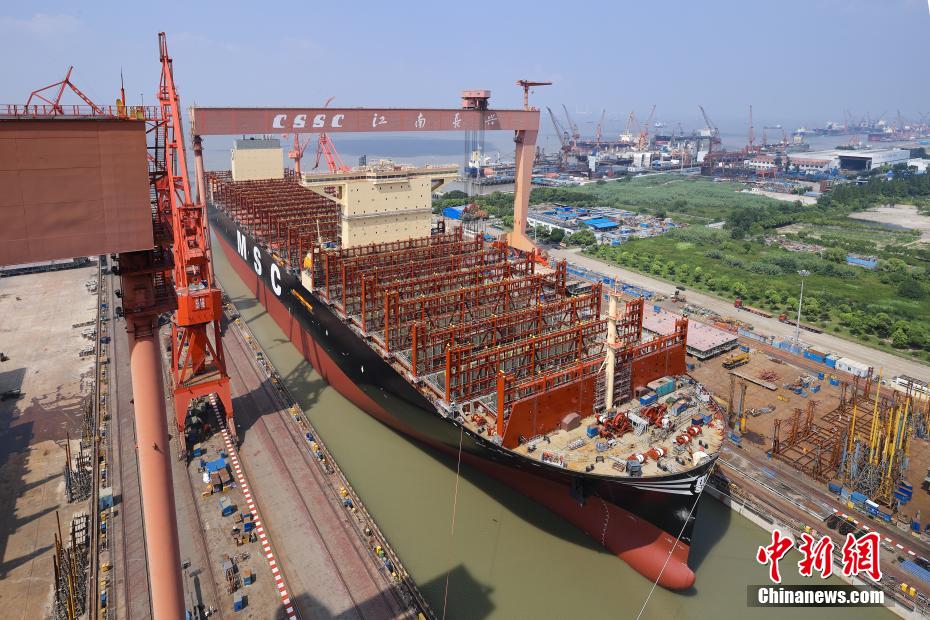 世界最大のコンテナ船がドックから出航　上海