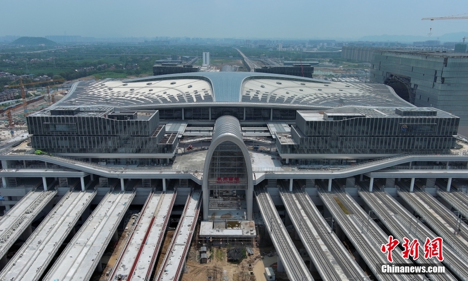 8月1日、上空から撮影した杭州西駅（ドローンによる撮影・王剛）。