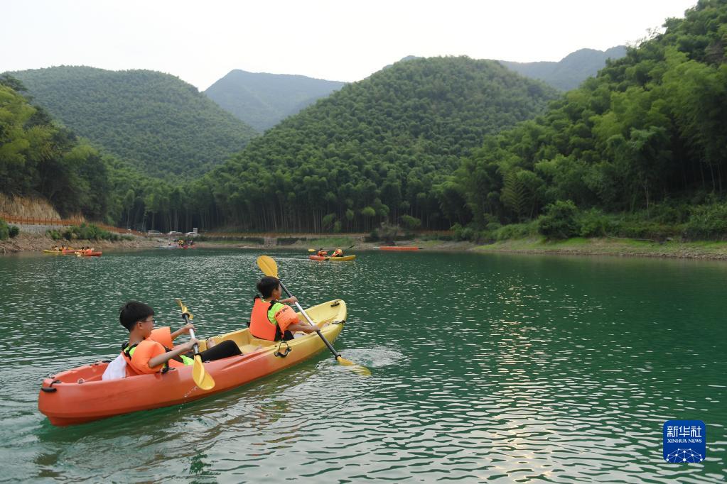 8月1日、紹興市富盛鎮にある水上運動基地でカヌーに挑戦する小学生（撮影・翁忻暘）。