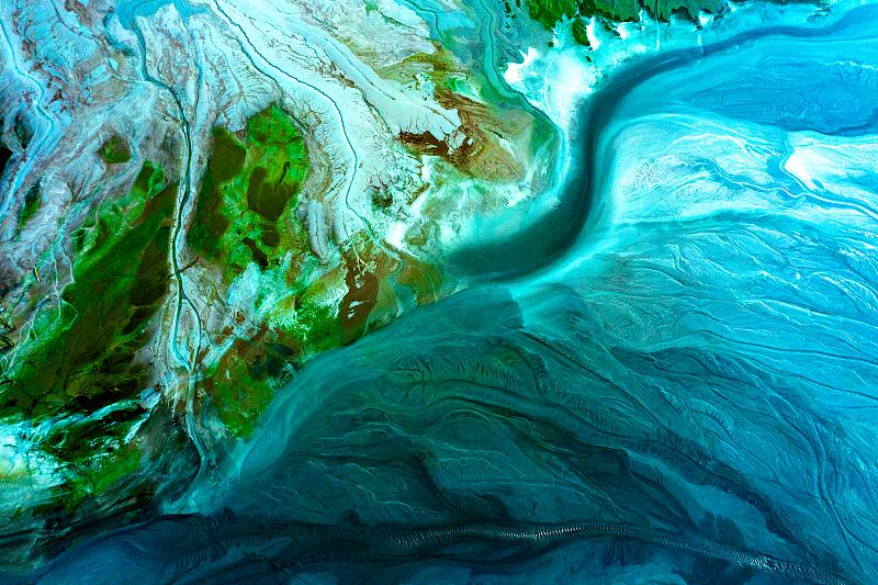 カラフルな水彩画のような景色広がる湖北省黄石市の鉱滓ダム