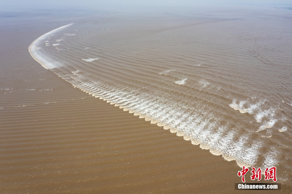銭塘江で珍しい自然現象「うろこ波」が出現　浙江省紹興市