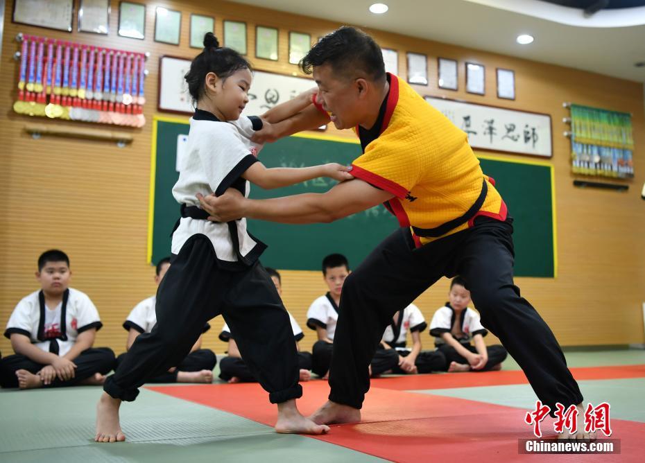 「カンフー格闘技」の練習に励む夏休み中の子供たち　河北省