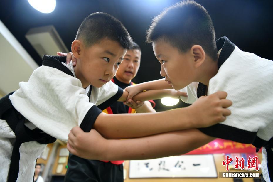 「カンフー格闘技」の練習に励む夏休み中の子供たち　河北省