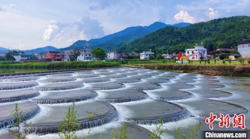 最近ネットで人気の魚鱗ダム（写真提供・華安県メディアセンター）。