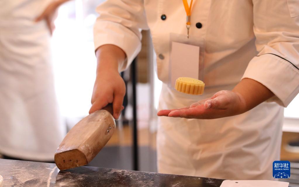 8月3日、伝統的な木製の型を使って月餅を制作する参加選手（撮影・方喆）。