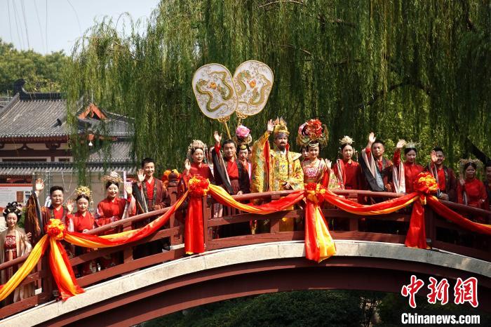 中国のバレンタインデー・七夕に古都で伝統的な結婚式　陝西省西安