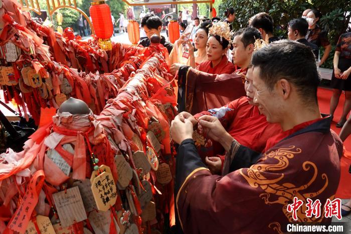 中国のバレンタインデー・七夕に古都で伝統的な結婚式　陝西省西安