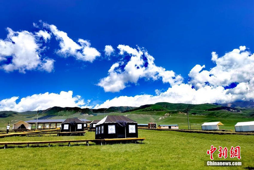 七夕の日に祁連山に広がる色鮮やかな夕焼け　青海省
