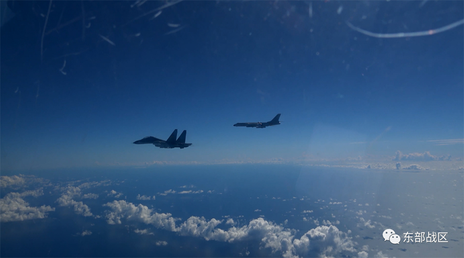 東部戦区の爆撃機編隊複数が台湾海峡を南北から同時に通過