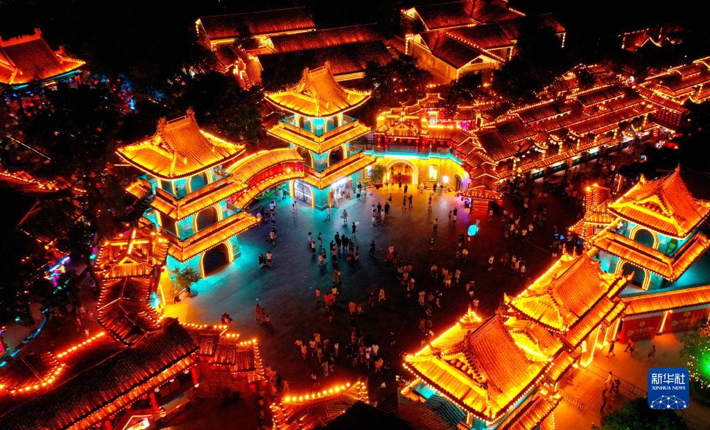 陝西省西安市周至県にある周至水街煙火巷子の夜景（8月6日、ドローンによる撮影・劉瀟）。