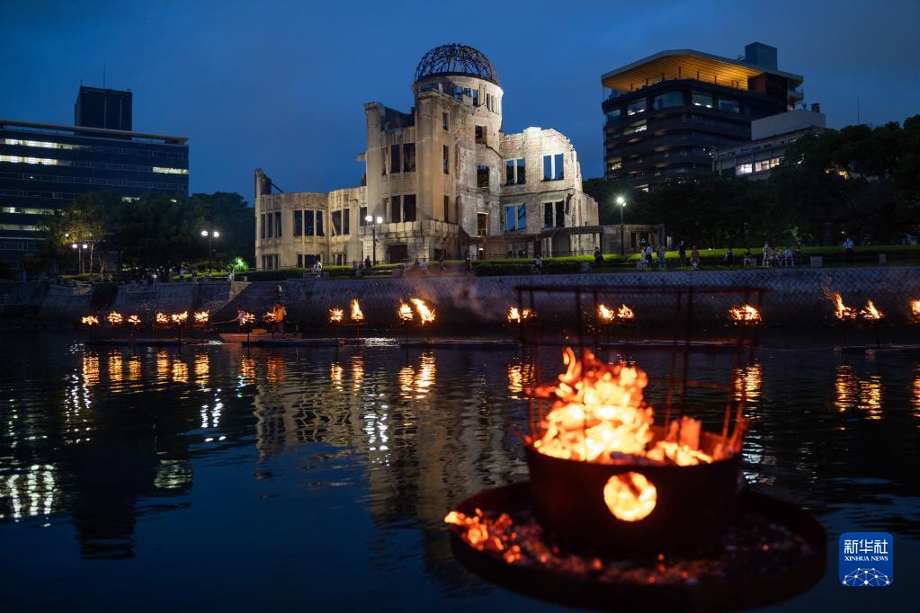 8月5日、広島市の平和記念公園近くに設けられた原爆慰霊のかがり火（撮影・張笑宇）。