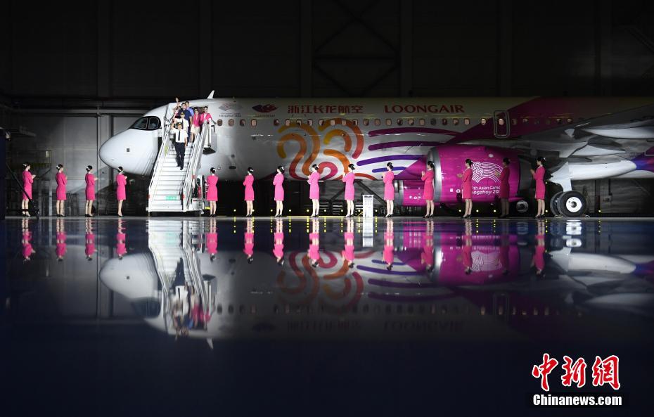 「亜運号」アジア大会の聖火描いた特別塗装機が公開　浙江省杭州