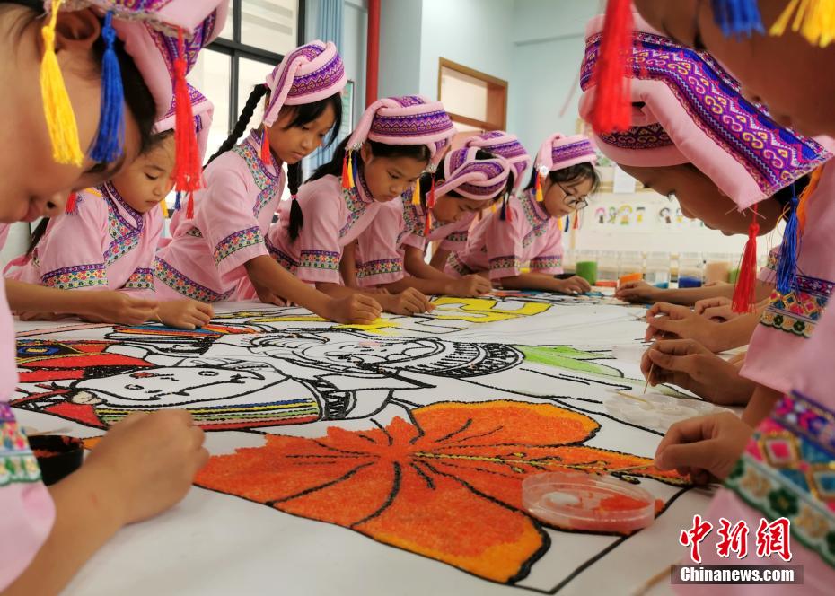 教員と児童が長さ2.4メートルの「点米画」を制作　広西