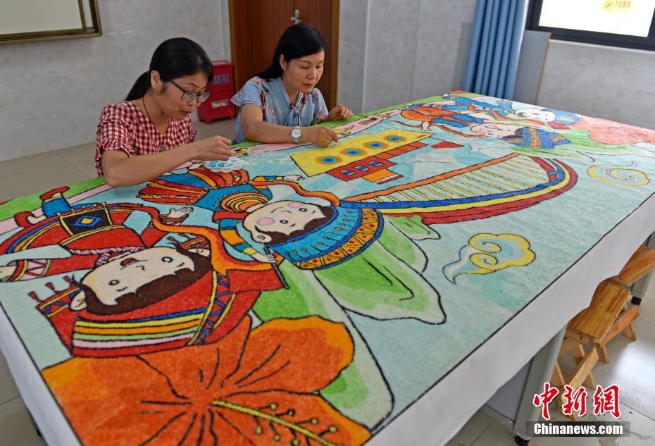 教員と児童が長さ2.4メートルの「点米画」を制作　広西
