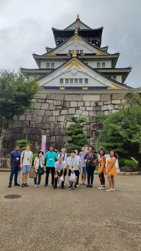 8月5日、大阪城の前で記念写真を撮影する関西文化体験イベントに参加した留学生（写真提供・主催者）。