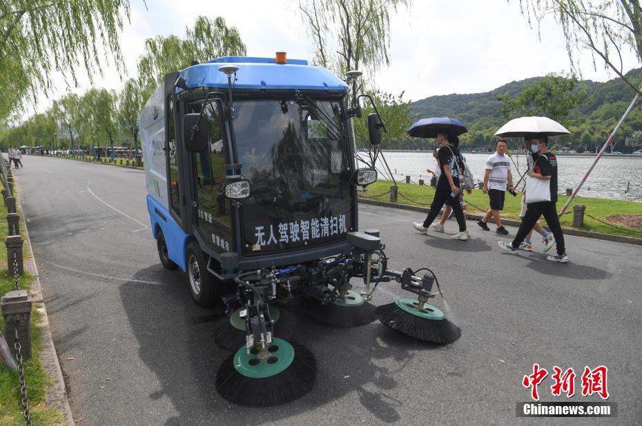 観光客の注目集める5G対応スマート自動運転清掃車　浙江省杭州西湖