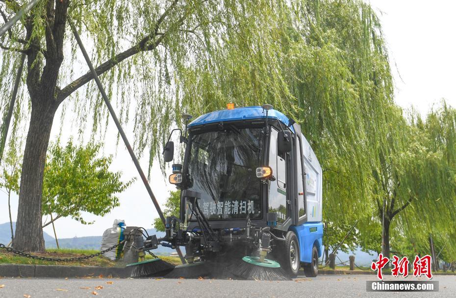 観光客の注目集める5G対応スマート自動運転清掃車　浙江省杭州西湖