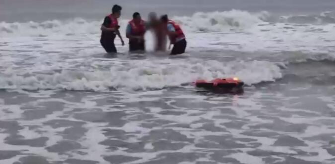 水上救助ロボットが海から15歳少年を無事救出