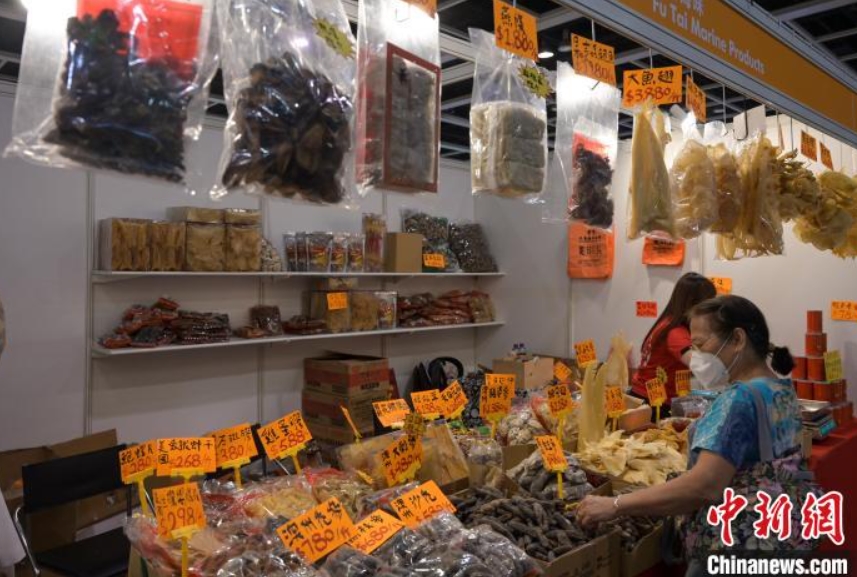 「香港フードエキスポ」開幕　優待価格商品を買い求めようと集まる市民