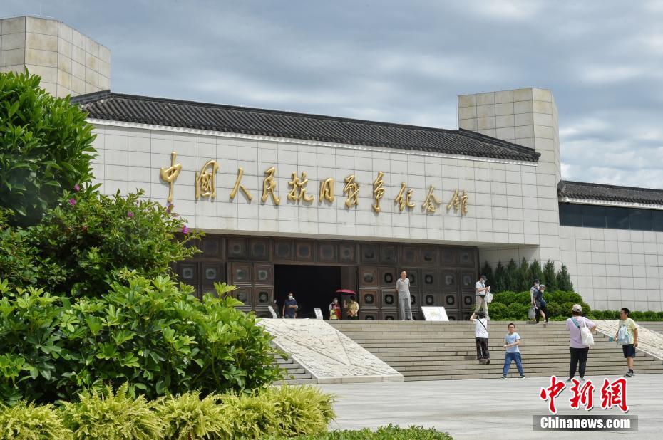 8月15日、北京市豊台区にある抗日戦争紀念館を訪れた市民（撮影・李霈韻）。