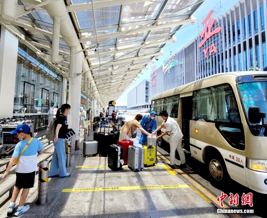 三亜鳳凰国際空港で、荷物を手に出発ロビーに到着した旅客（8月15日撮影・王暁斌）。