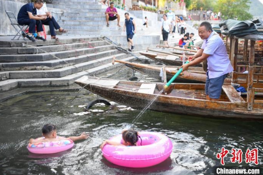 猛暑続く湖南省　避暑に工夫を凝らす人々