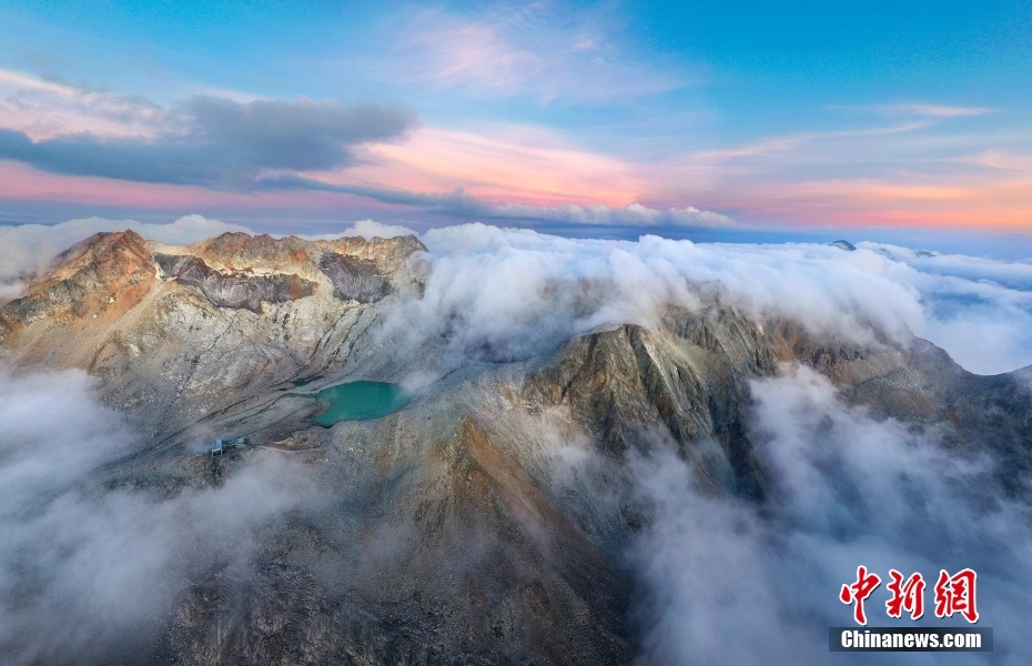 雲と霞がたなびく絶景の達古氷河　四川省