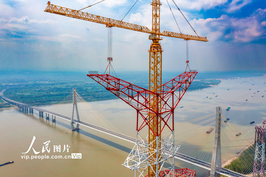 白鶴灘〜浙江超高圧直流送電プロジェクト安徽区間長江横断塔が組立完了
