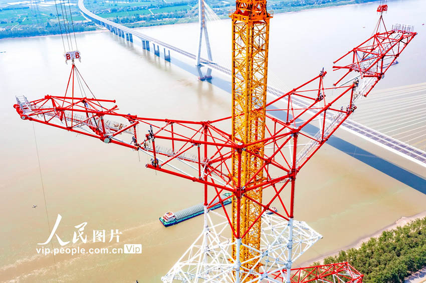 白鶴灘〜浙江超高圧直流送電プロジェクト安徽区間長江横断塔が組立完了