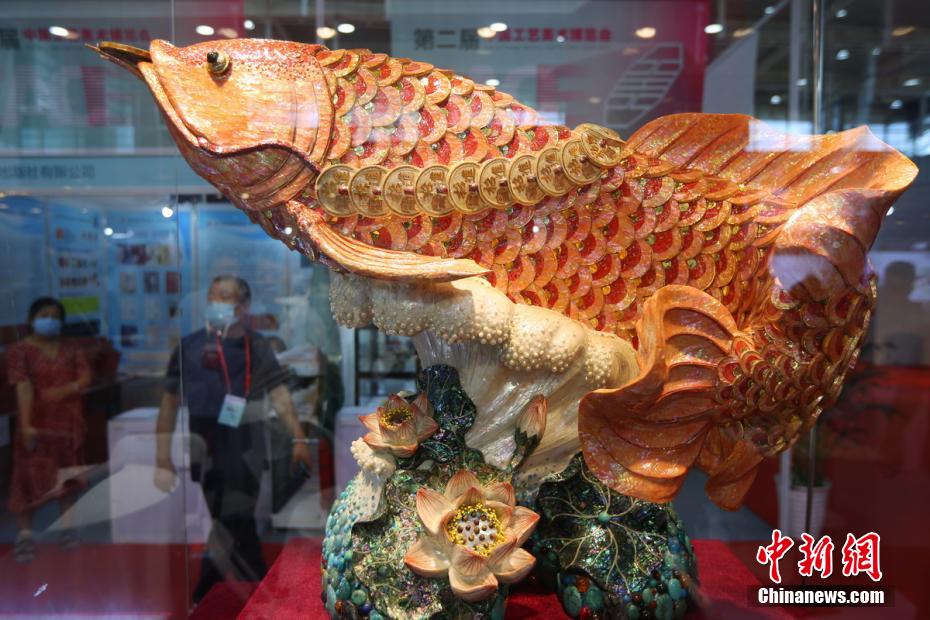 「第2回中国工芸美術博覧会」で展示されている中国玉（石）器「百花賞」ノミネート作品「金竜献瑞」（撮影・ 泱波）。