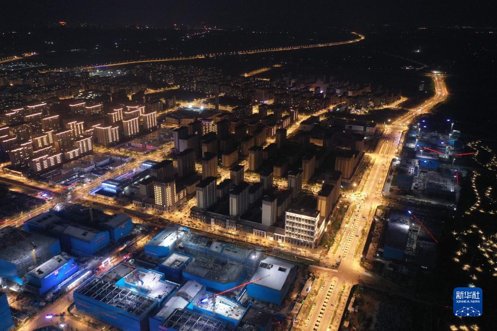 河北省雄安新区容東片区及び雄安・電建智匯城建設プロジェクトの夜景（17日にドローンで撮影・朱旭東）。
