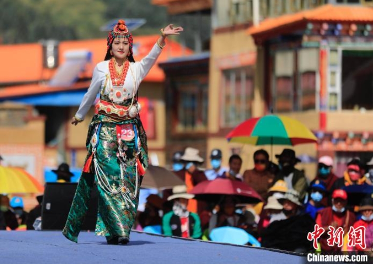 チベット族の若者23人が最も美しい「摩薩・婆薩」を競い合う　四川省壤塘