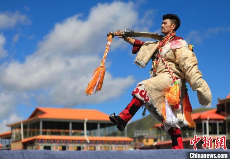 チベット族の若者23人が最も美しい「摩薩・婆薩」を競い合う　四川省壤塘