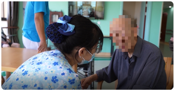 高齢者施設で「俳優」をする若き介護士　浙江省