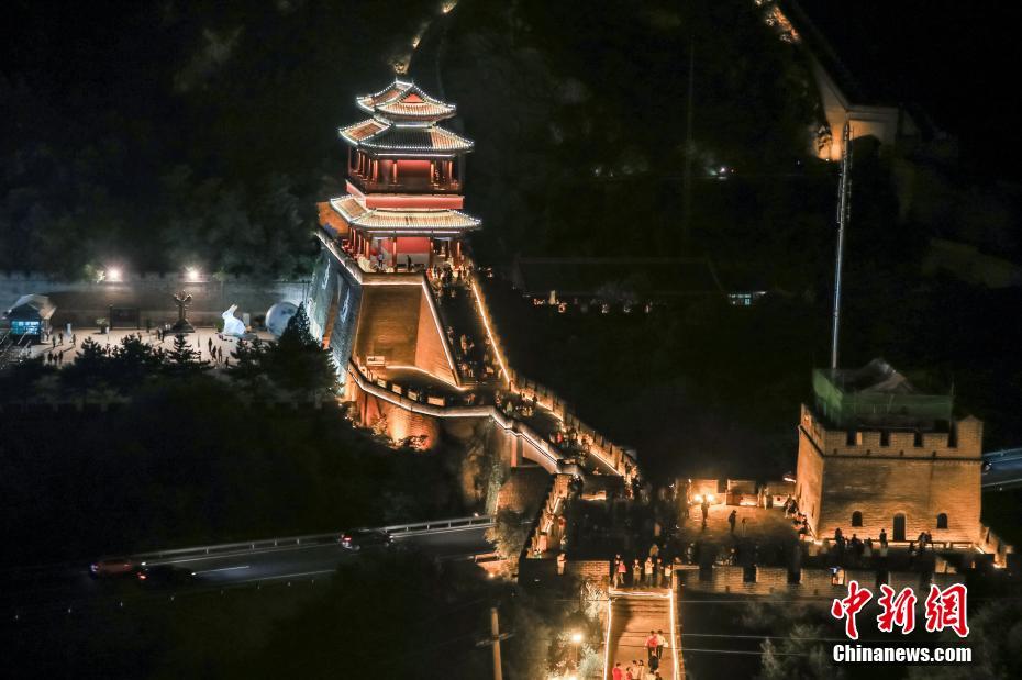8月27日夜、夜間公開が始まり、多くの観光客で賑わう居庸関長城（撮影・賈天勇）。