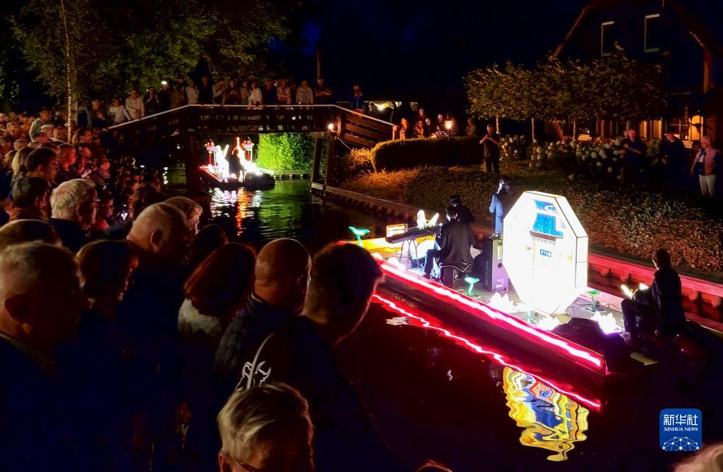 8月27日、オランダ・ヒートホールンで開催された「ゴンドラの夜」イベントで、「南京船」を観賞する観光客（撮影・王湘江）
