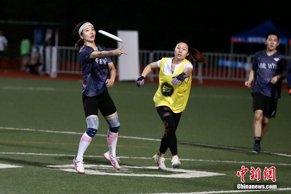北京市通州区運河オリンピック・スポーツ公園で開催されたオープン団体競技で、フライングディスクの攻防を繰り広げる両チームの選手（撮影・易海菲）。